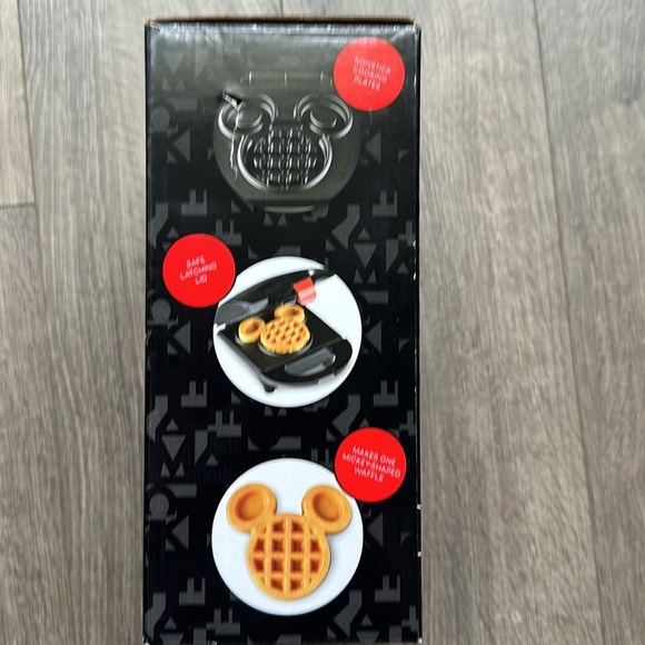 NEW IN BOX Mickey Mouse waffle maker - Picture 2 of 4